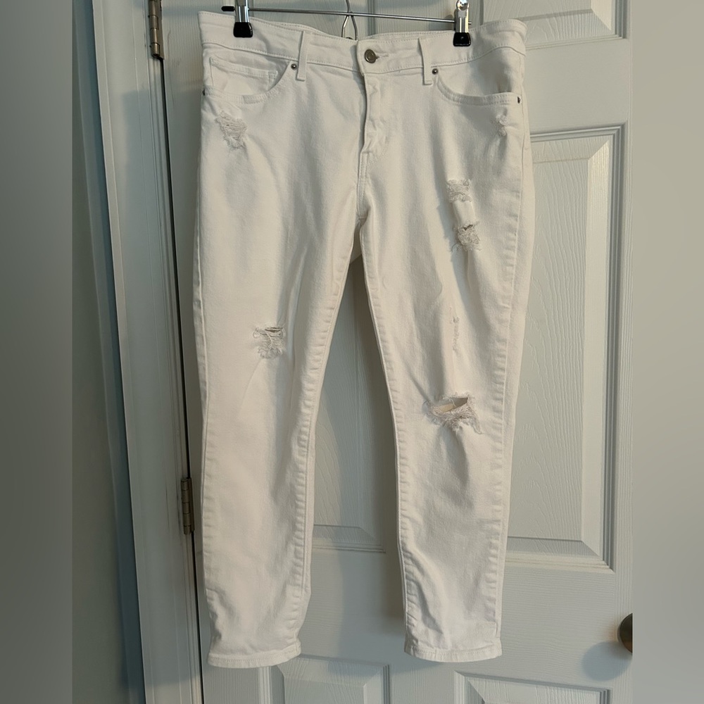 Women's Levi's white distressed denim 711 size 31. Great used condition!